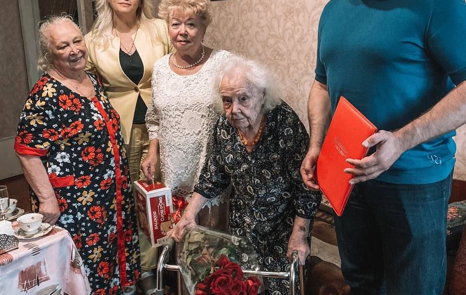 В Харькове исполнилось 100 лет бабушке, которая прошла Вторую мировую. Теперь ее правнук защищает Украину
