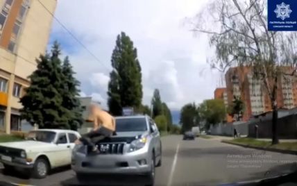 В Харькове мужчина во время комендантского часа прыгал на капоте чужой машины