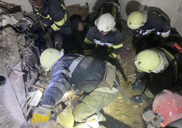 Ночной обстрел Харькова: горели гаражи и машины, из-под завалов спасли людей
