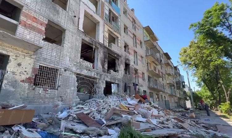 В Харькове начали капитальный ремонт многоквартирного дома, попавшего под авиаудар в марте