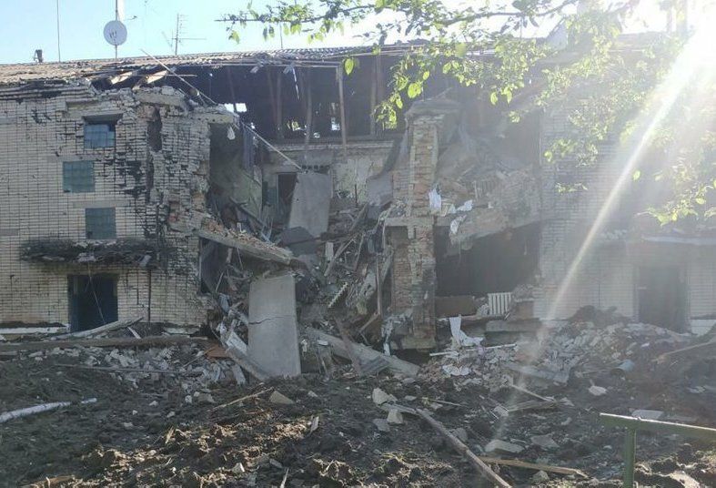 В селе под Харьковом прямым попаданием российской ракеты разрушен жилой дом (фото)