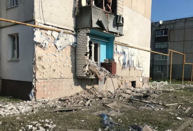 Золочев снова попал под обстрел: снаряд упал возле жилого дома (фото)