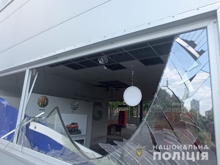 Появилось фото разрушенного ракетным обстрелом автосалона в Харькове