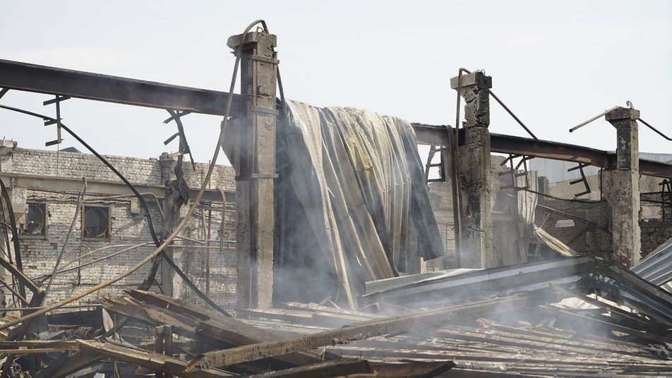 Пожар, который видел весь город. Завод в Харькове разрушен "Искандером": фото последствий