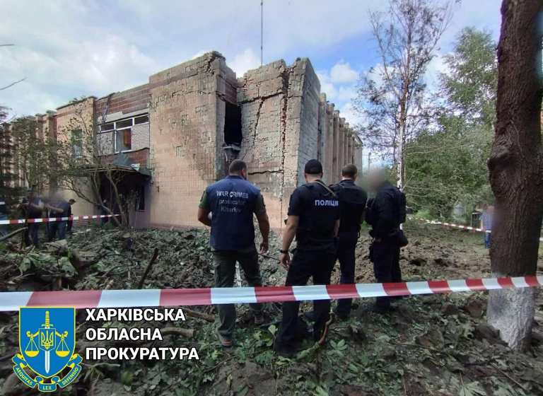 В Харькове российская ракета попала во двор жилого дома: есть пострадавшие (фото)