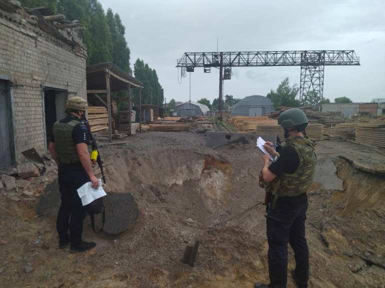 Огромная воронка и разрушения: последствия ракетного удара по предприятию в Харькове (видео)