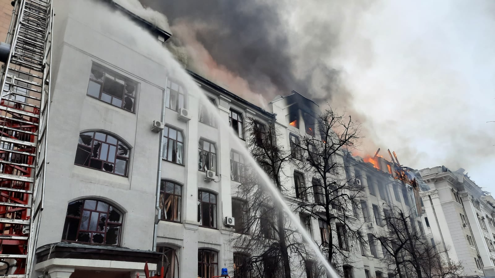 Россияне пытались взять штурмом здание харьковской полиции, губернатор и силовики оказались под завалами