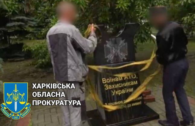 В оккупированном поселке Харьковской области снесли памятник воинам АТО (фото)