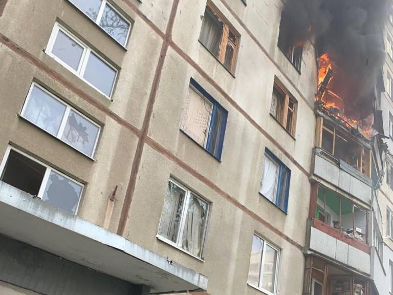 Из загоревшегося после обстрела дома на Салтовке полицейский спас семью