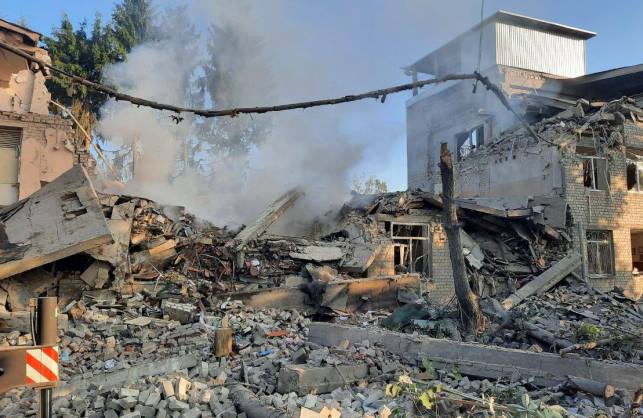 В Харькове ракетным ударом разрушена очередная школа: фото
