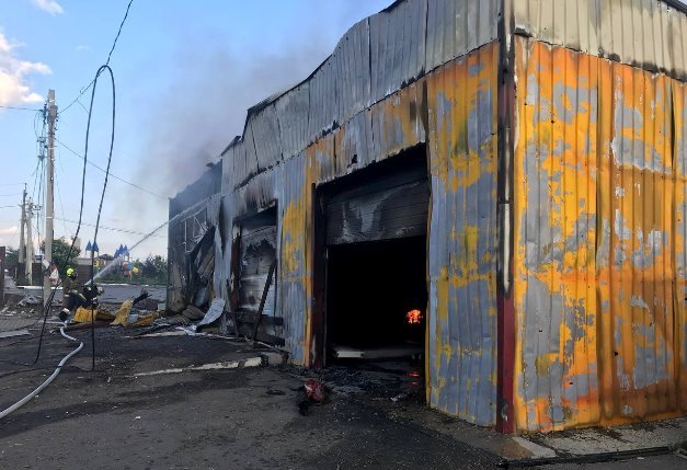 В Харьковской области после обстрелов горели частный дом, СТО и поле