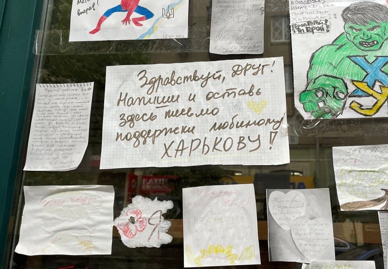Харьковчанка с начала войны расклеивает по городу позитивные листовки