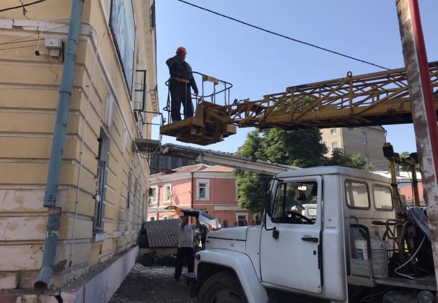 Энергетики возобновили электроснабжение после ракетного удара в Новобаварском районе