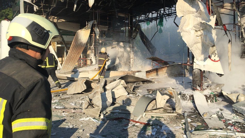 Обстрел Чугуева: сгорела заправка, разрушены дома (фото)
