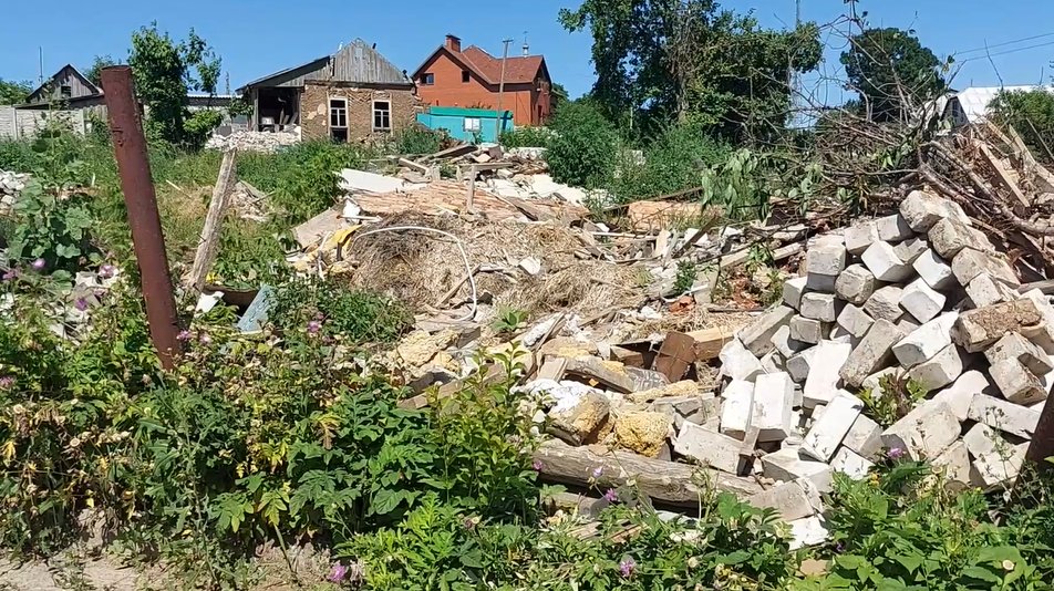В село под Харьковом, разрушенное авиаударом, вернулись почти все жители