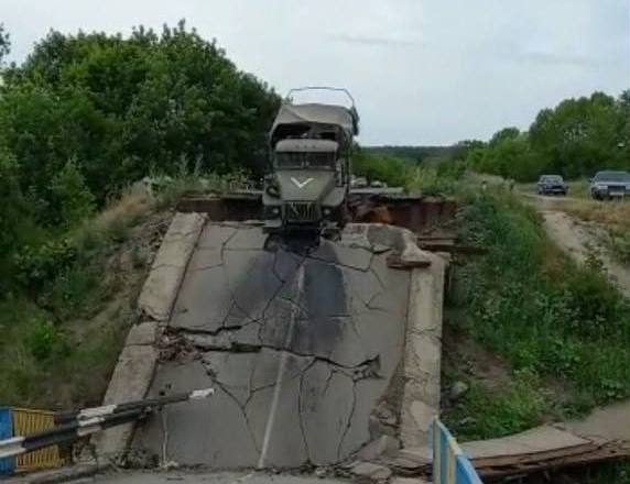 В Боровой пьяные оккупанты пытались проехать по разрушенному мосту (фото)