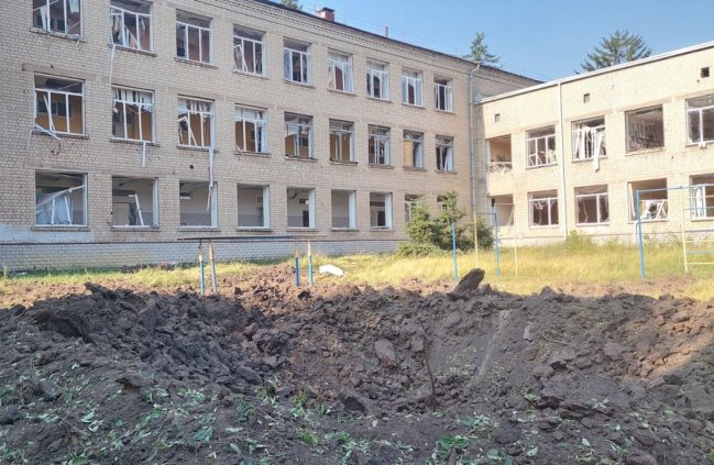 Війська РФ вдарили по черговій школі у Харкові: фото наслідків