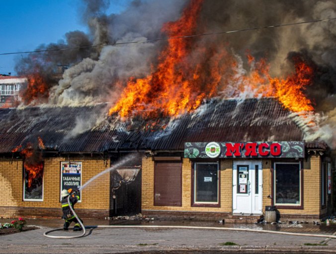 В Харьковской области сгорел магазин (фото)