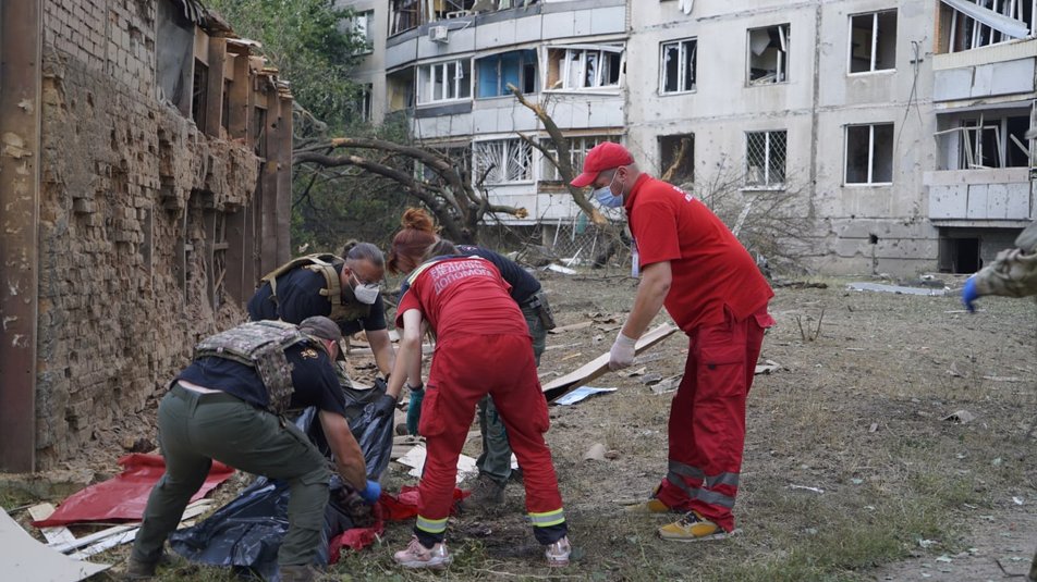 В Харькове снаряд от "Урагана" разорвался рядом с многоэтажкой: трое погибших (фото)