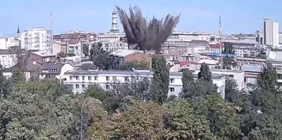 В сети появилось видео сегодняшнего прилета ракеты в центр Харькова