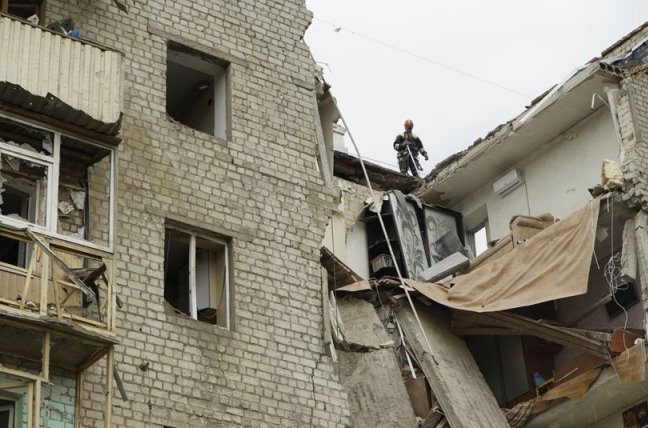 Жила сама у під'їзді: з-під завалів житлового будинку у центрі Харкова рятувальники дістали жінку