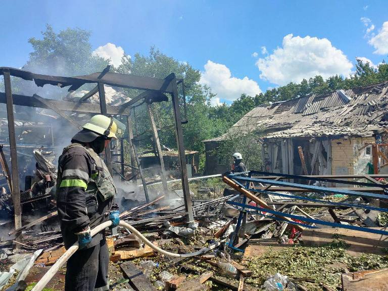 Разрушенные здания, разбитые машины и пожары: последствия сегодняшнего обстрела Харькова