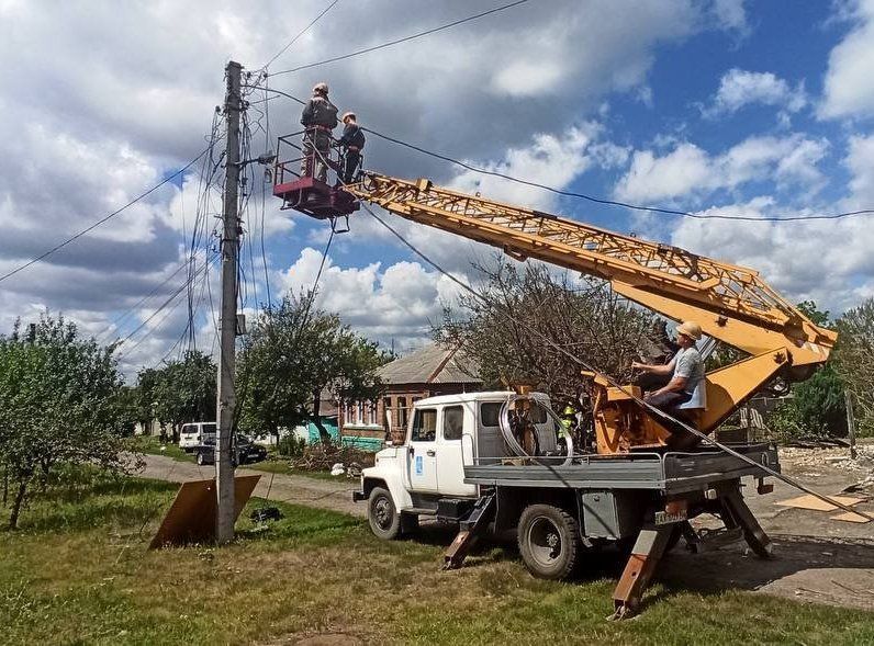 На Салтівку після обстрілу повертають світло