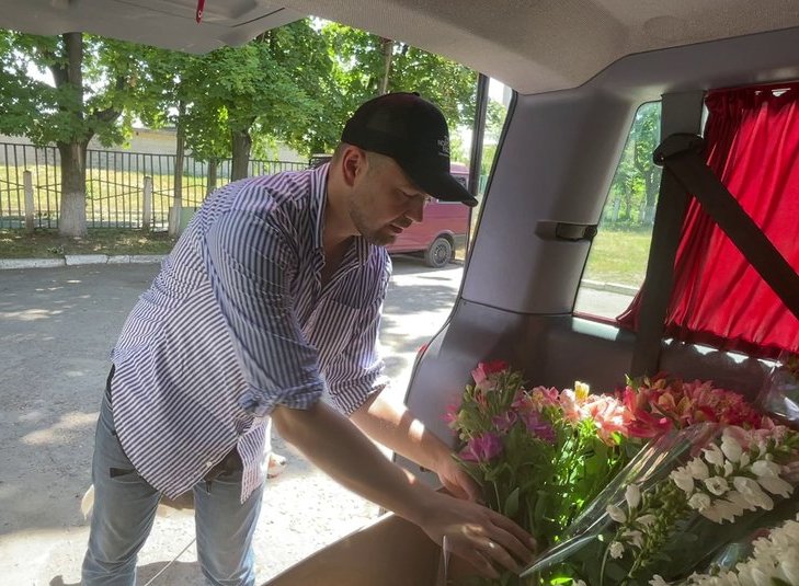 Харьковчанин дарит цветы волонтерам и горожанам