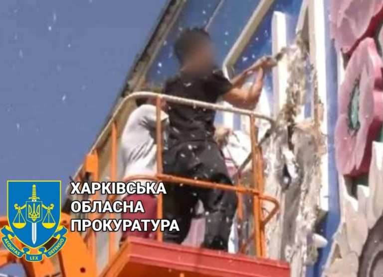 Сбивали молотком: в оккупированном поселке под Харьковом уничтожили герб Украины