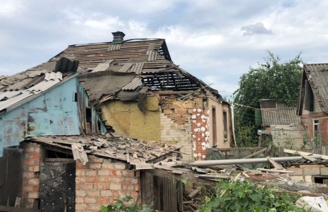 Черговий обстріл Золочева: пошкоджено 9 будинків, знищено гараж та вантажівку (фото)