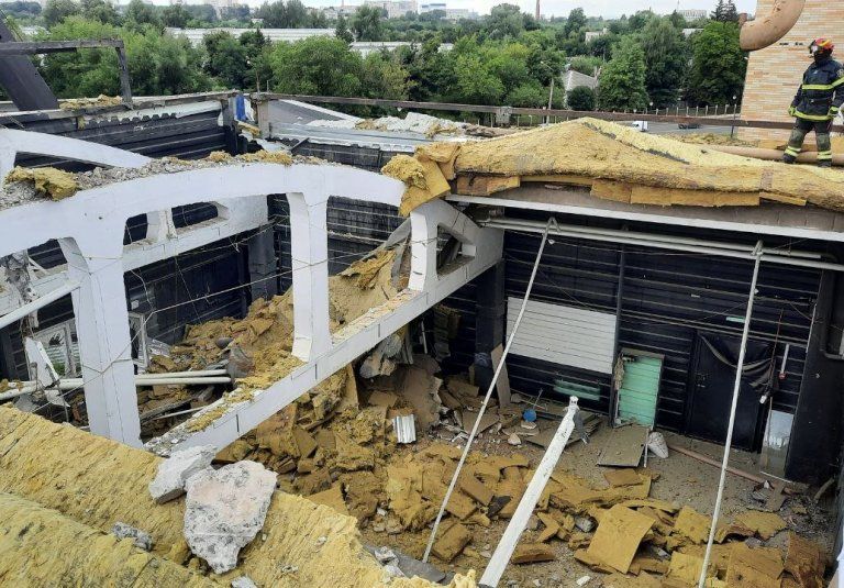 В Харькове спасатели разобрали крышу поврежденного "Ураганами" торгового центра