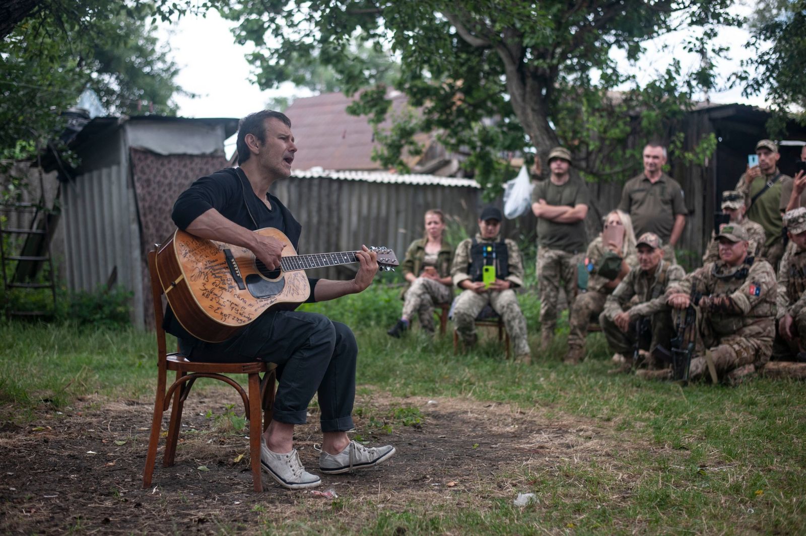 Святослав Вакарчук спел для бойцов в Харьковской области (фото)