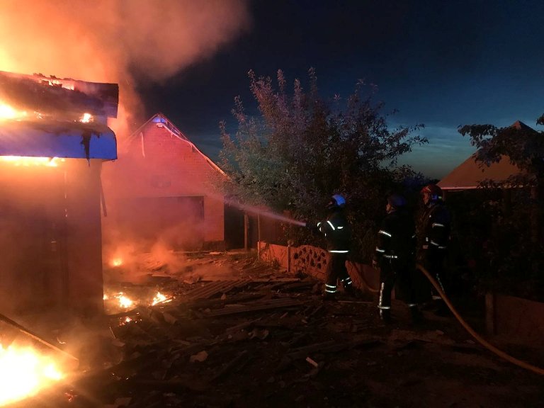 В Харьковской области после обстрелов загорелся дом: пожар тушили два часа