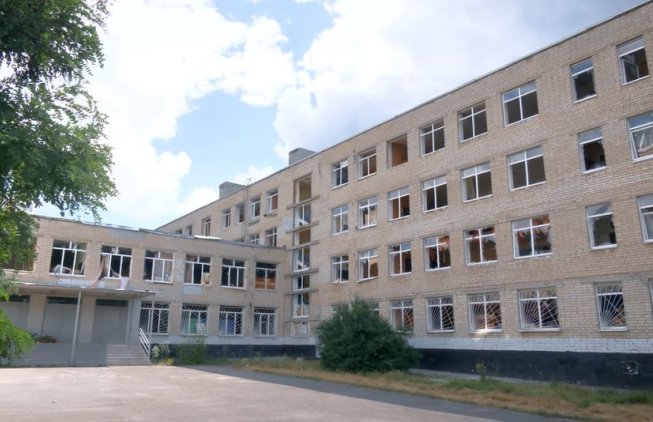 В Харькове разбирают завалы школы, по которой Россия дважды нанесла ракетный удар (фото, видео)
