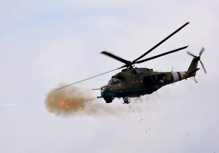 У Харківській області війська РФ з вертольотів обстріляли комбайн у полі