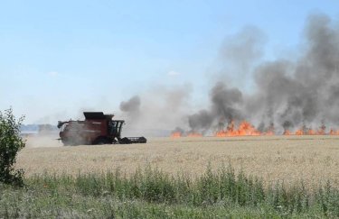 Из-за обстрелов в Харьковской области горит урожай