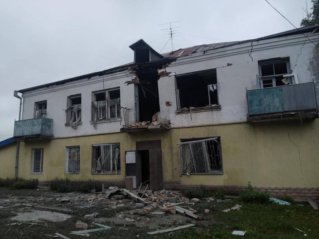 Утром войска РФ с вертолетов бомбили Золочев: разрушены жилые дома