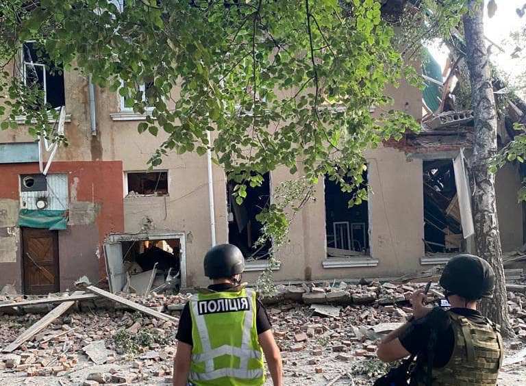 Под завалами разрушенного ракетным ударом Дома культуры в Чугуеве могут находиться люди