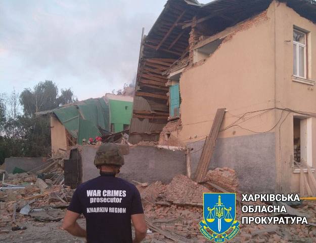 В Чугуеве ракетными ударами разрушены школа и дом культуры. Людей просят не выходить на улицы