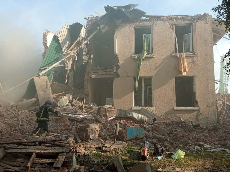 Как разбирают завалы разрушенного ракетным ударом Дома культуры в Чугуеве: видео