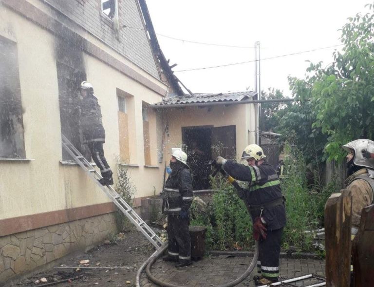 Обстріл передмістя Харкова сьогодні вранці призвів до величезної пожежі (фото)