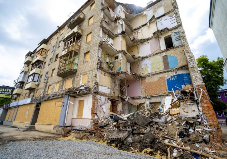 В Харькове пострадавшие после ракетных ударов дома повторно готовят к зиме