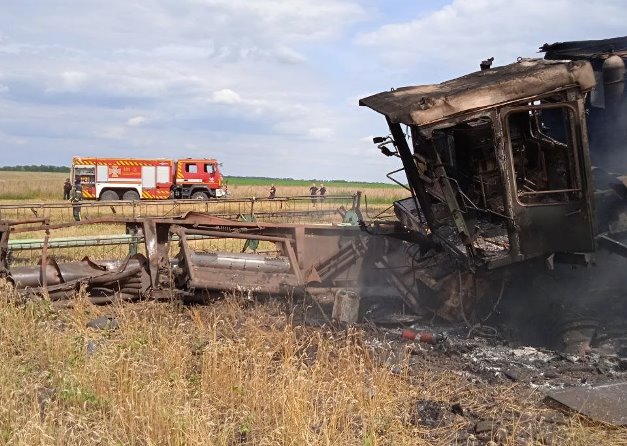 Под Харьковом в поле на мине подорвался комбайн (фото)