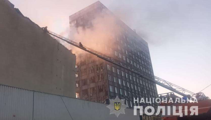 Наслідки ракетного удару по Будинку друку у Харкові: відео
