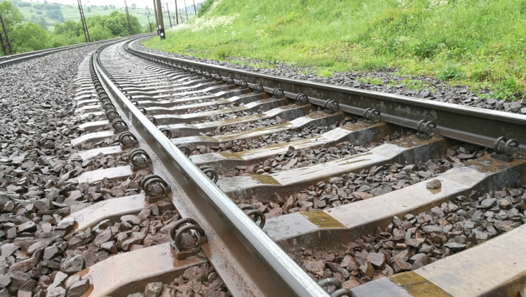 В пригороде Харькова закрыли железнодорожный переезд