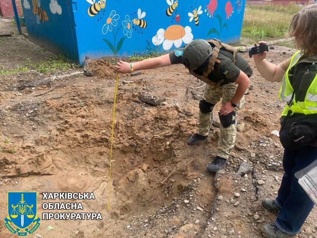 В обстріляних дитячих садках у Харкові збирають уламки боєприпасів (фото)