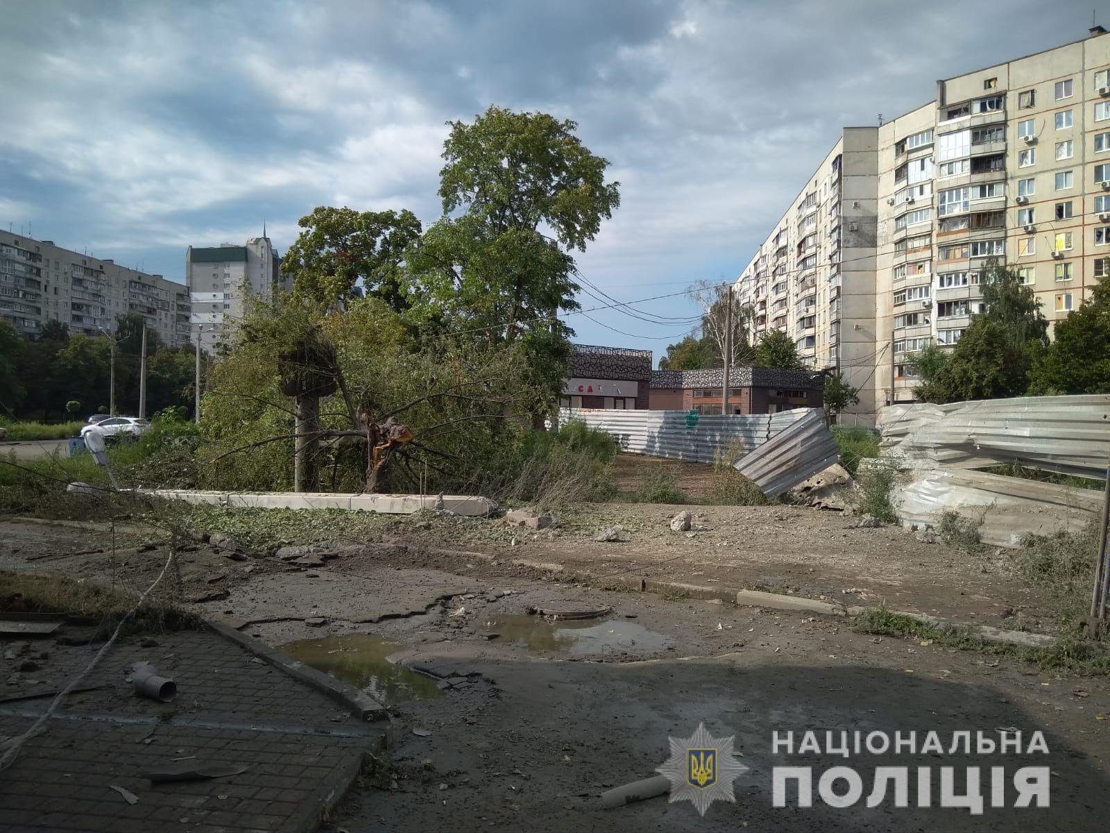 Обстрел Харькова: на Салтовке боеприпас упал возле торгового центра (фото)