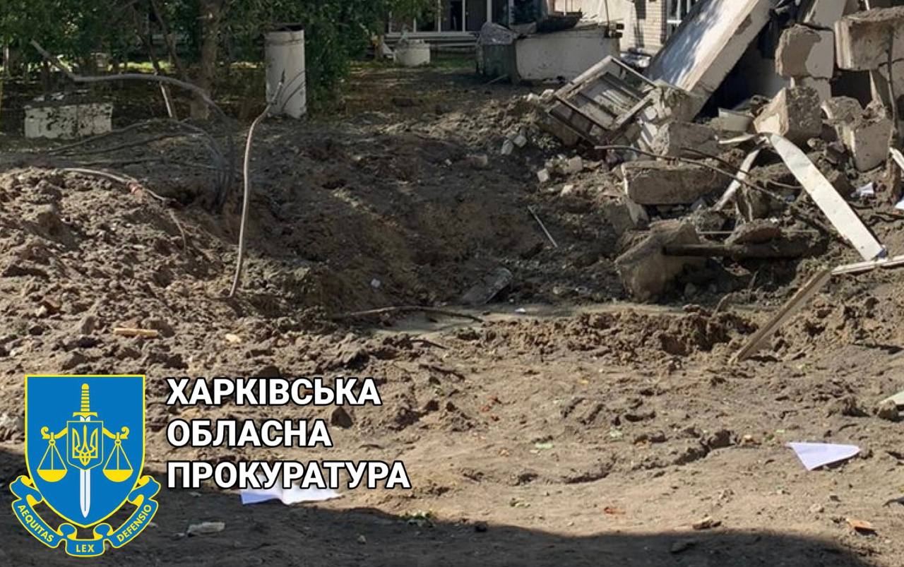 Ракеты из Белгорода ударили по Дергачам: повреждено здание, образовалась огромная воронка
