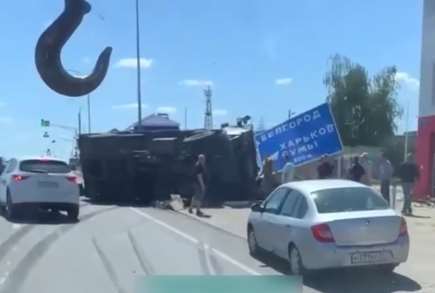 Військова машина окупантів врізалася в дорожній знак "Харків " (відео)