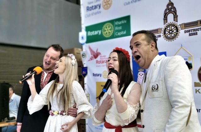 "Харківська ABBA": актори театру музкомедії співають для солдатів ЗСУ
